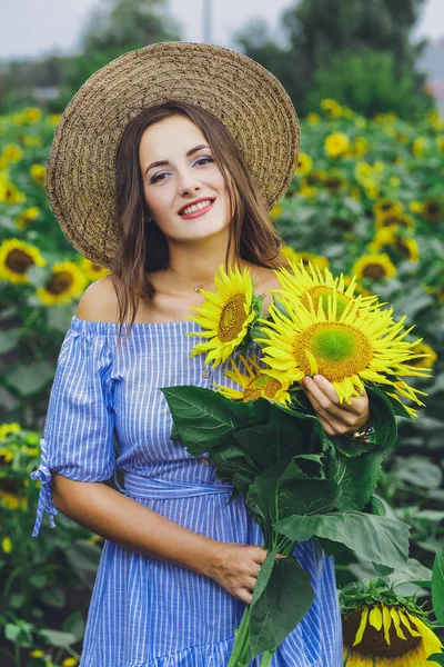 Krásná Mladá Dívka Šaty Klobouk Poli Slunečnice — Stock fotografie