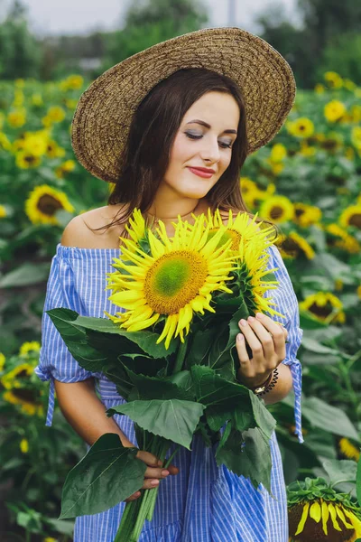 Krásná Mladá Dívka Šaty Klobouk Poli Slunečnice — Stock fotografie