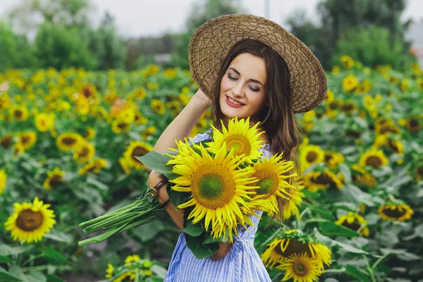 Krásná Mladá Dívka Šaty Klobouk Poli Slunečnice — Stock fotografie