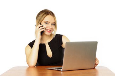 Dizüstü bilgisayar, bilgisayar ve cep telefonu beyaz arka plan üzerinde izole arkasında çalışan kız işkadını