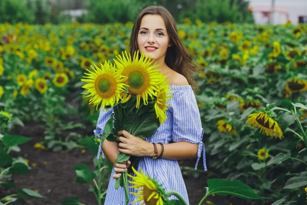 Krásná Mladá Dívka Šaty Klobouk Poli Slunečnice — Stock fotografie