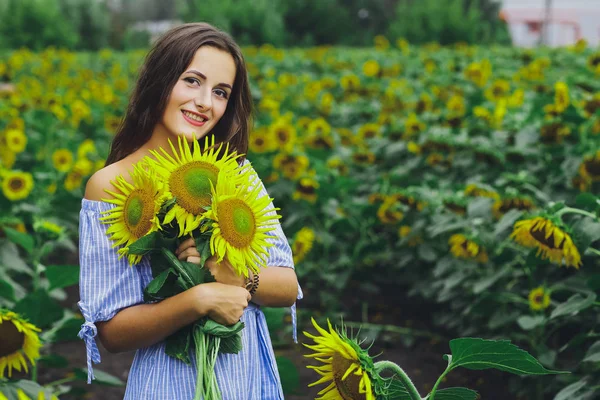 Krásná Mladá Dívka Šaty Klobouk Poli Slunečnice — Stock fotografie