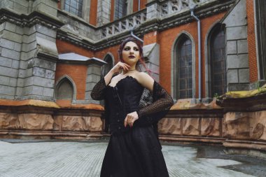 Bir arka plan mimarisi Gotik tarzı genç esmer kız