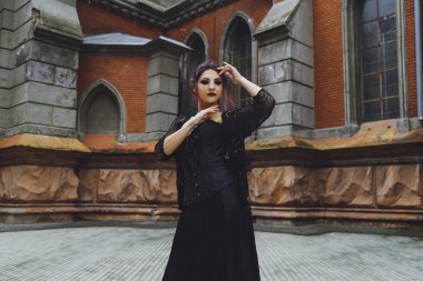 Bir arka plan mimarisi Gotik tarzı genç esmer kız