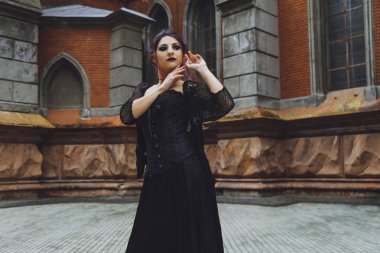 Bir arka plan mimarisi Gotik tarzı genç esmer kız