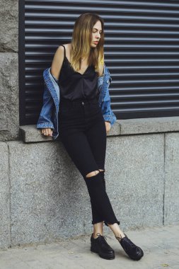 Genç güzel kız kot ceket ve kot pantolon açık havada