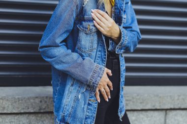 Kot ceket ve kızın elleri yakın çekim