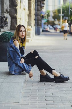 Genç güzel kız kot ceket ve kot pantolon açık havada