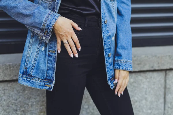 Kurtki Jeansowe Szczelnie Góry Ręce Dziewczyny — Zdjęcie stockowe