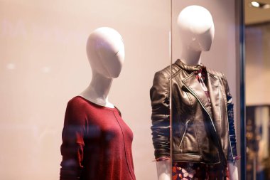 Mankenler ve moda aksesuarları, Mağaza Pazar dükkanı pencere vitrin.