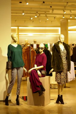 Mankenler ve moda aksesuarları, Mağaza Pazar dükkanı pencere vitrin.