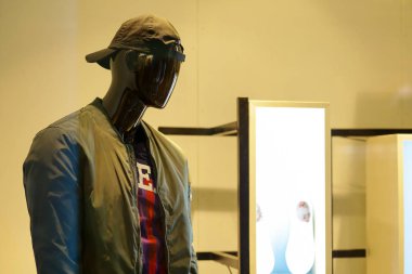 Mankenler ve moda aksesuarları, Mağaza Pazar dükkanı pencere vitrin.