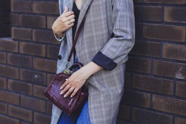 Bordeaux kadın çantası, ceket ve kot pantolon