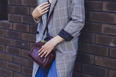 Bordeaux kadın çantası, ceket ve kot pantolon