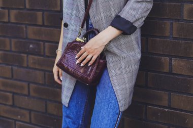 Bordeaux kadın çantası, ceket ve kot pantolon