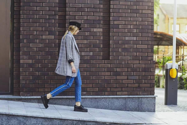 Jeune Belle Fille Dans Une Veste Jeans Chapeau Sur Fond — Photo