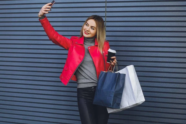 Vacker Ung Blond Tjej Gör Selfie Med Shopping — Stockfoto