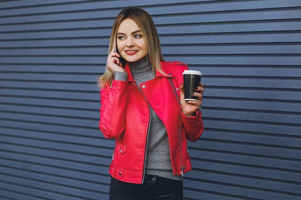 Junges Schönes Mädchen Trinkt Kaffee Und Telefoniert — Stockfoto