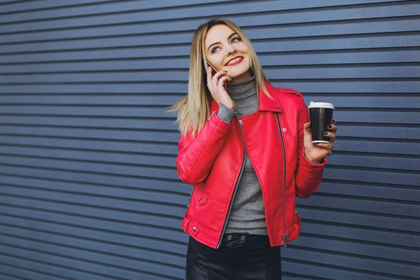 Junges Schönes Mädchen Trinkt Kaffee Und Telefoniert — Stockfoto