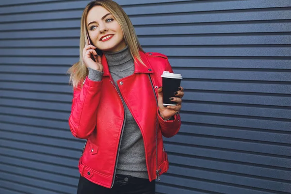 Junges Schönes Mädchen Trinkt Kaffee Und Telefoniert — Stockfoto