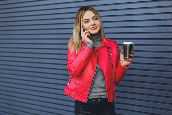 Junges Schönes Mädchen Trinkt Kaffee Und Telefoniert — Stockfoto