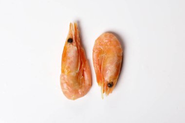 Beyaz arkaplanda izole edilmiş iki karides