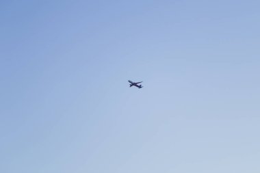 Gökyüzünde bir uçak