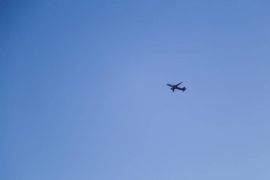 Gökyüzünde bir uçak