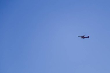 Gökyüzünde bir uçak