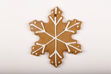 Noel kurabiyeleri, gingerbread bir kar tanesi şeklinde beyaz arka plan izole. Noel arka plan