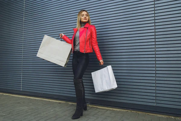 Menina Loira Bonita Nova Com Compras Pacotes Depois Fazer Compras — Fotografia de Stock