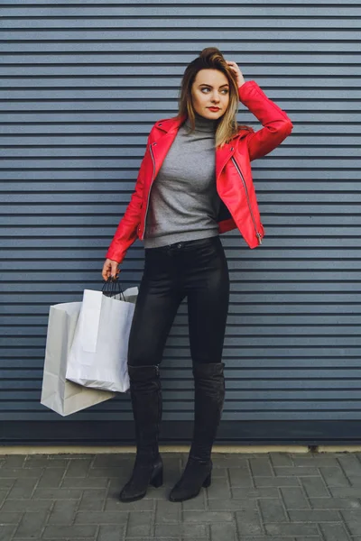 Ung Vacker Blond Tjej Med Inköp Paket Efter Shopping — Stockfoto