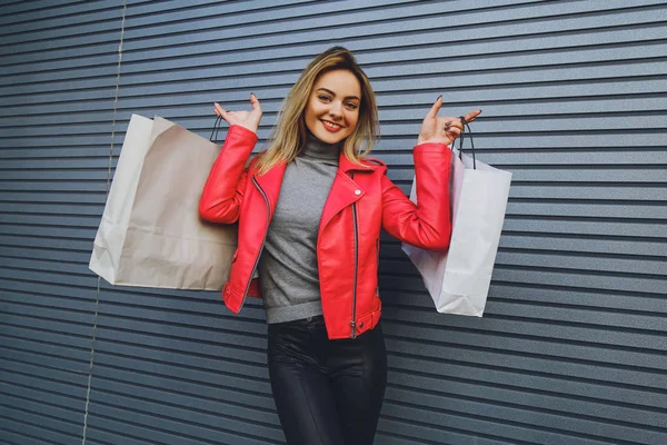 Ung Vacker Blond Tjej Med Inköp Paket Efter Shopping — Stockfoto