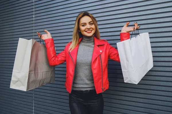 Ung Vacker Blond Tjej Med Inköp Paket Efter Shopping — Stockfoto