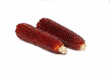 Beyaz arka plan üzerinde izole patlamış mısır