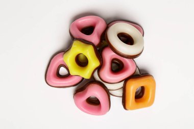 Beyaz arka planda izole çikolatalar