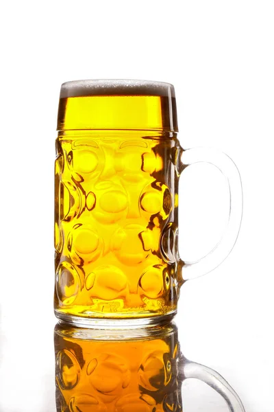 ガラス 白い背景で隔離のビールのマグカップ — ストック写真