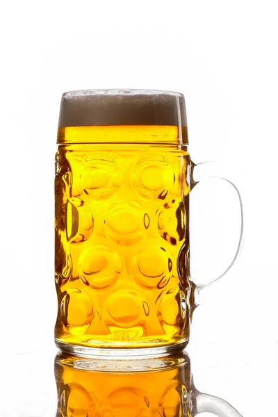 Ein Glas Ein Becher Bier Auf Weißem Hintergrund — Stockfoto