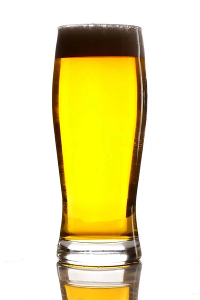 Ένα Ποτήρι Μια Κούπα Μπύρας Που Απομονώνονται Λευκό Φόντο — Φωτογραφία Αρχείου