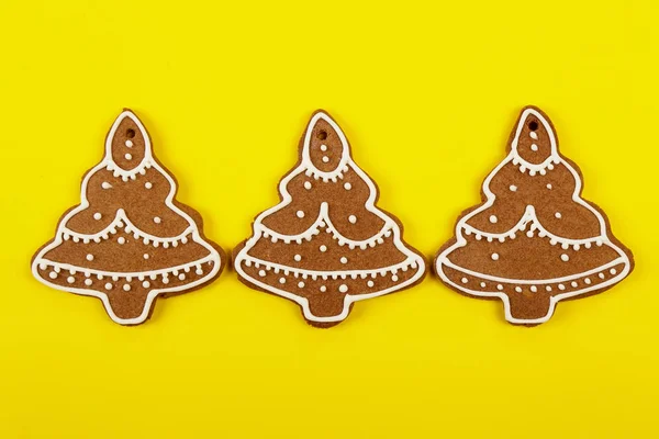 Weihnachtsplätzchen Lebkuchen Form Eines Weihnachtsbaums Auf Gelbem Hintergrund Weihnachtlicher Hintergrund — Stockfoto
