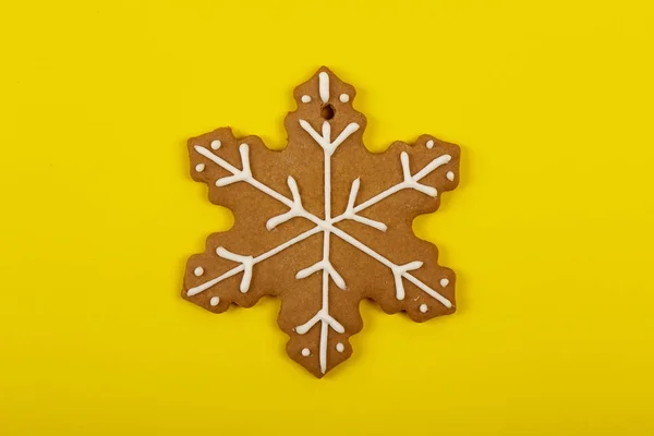 Weihnachtsplätzchen Lebkuchen Form Einer Schneeflocke Auf Gelbem Hintergrund Weihnachtlicher Hintergrund — Stockfoto