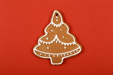 Noel kurabiyeleri, kırmızı zemin üzerine bir Noel ağacı şeklinde gingerbread. Noel arka plan