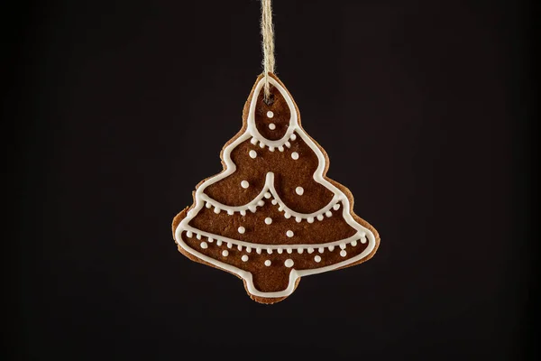 Weihnachten Lebkuchen Weihnachtsbaum Hängt Einem Seil Auf Schwarzem Hintergrund Weihnachtlicher — Stockfoto