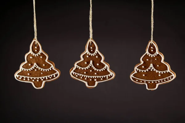 Weihnachten Lebkuchen Weihnachtsbaum Hängt Einem Seil Auf Schwarzem Hintergrund Weihnachtlicher — Stockfoto