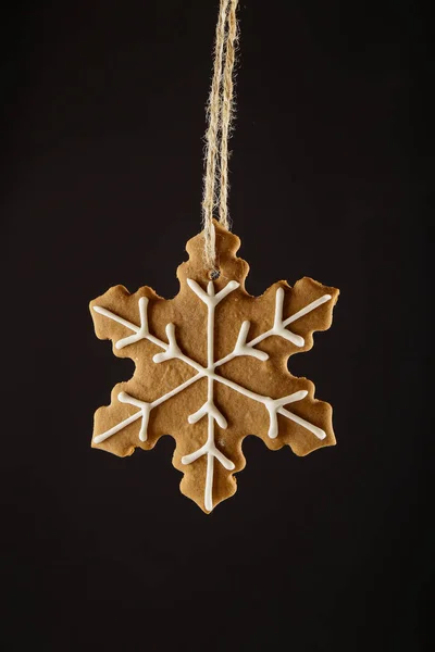 Weihnachten Lebkuchen Schneeflocke Hängen Einem Seil Auf Schwarzem Hintergrund Weihnachtlicher — Stockfoto