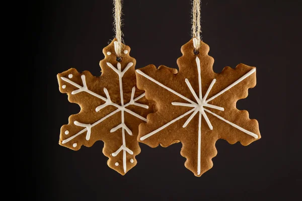 Weihnachten Lebkuchen Schneeflocke Hängen Einem Seil Auf Schwarzem Hintergrund Weihnachtlicher — Stockfoto