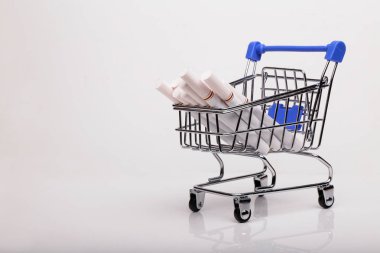 Sigara kavramı. Alışveriş sepeti içinde sigara, arabası alışveriş beyaz arka plan izole