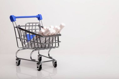 Sigara kavramı. Alışveriş sepeti içinde sigara, arabası alışveriş beyaz arka plan izole