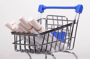 Sigara kavramı. Alışveriş sepeti içinde sigara, arabası alışveriş beyaz arka plan izole