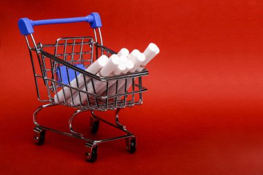 Sigara kavramı. Alışveriş arabası kırmızı zemin üzerine alışveriş sepeti, Sigara